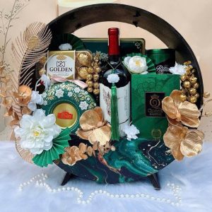 Giỏ quà tặng Tết màu xanh lá có rượu vang