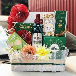 Quà tặng Tết bánh kẹo có rượu vang