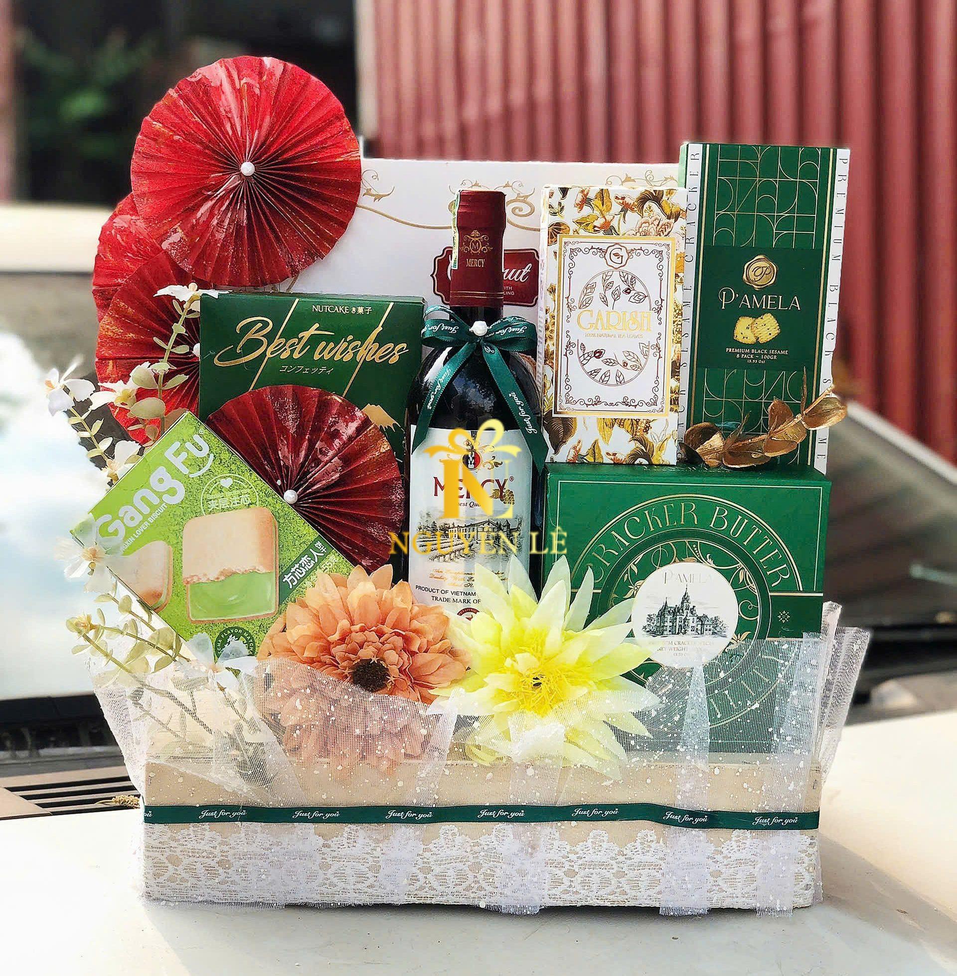 Quà tặng Tết bánh kẹo có rượu vang