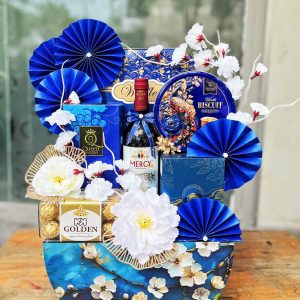 Giỏ quà trưng Tết màu xanh có bánh kẹo