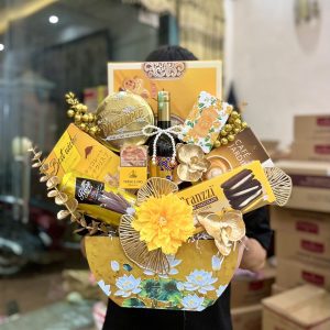 Hộp quà Tết có bánh kẹo và cà phê màu vàng