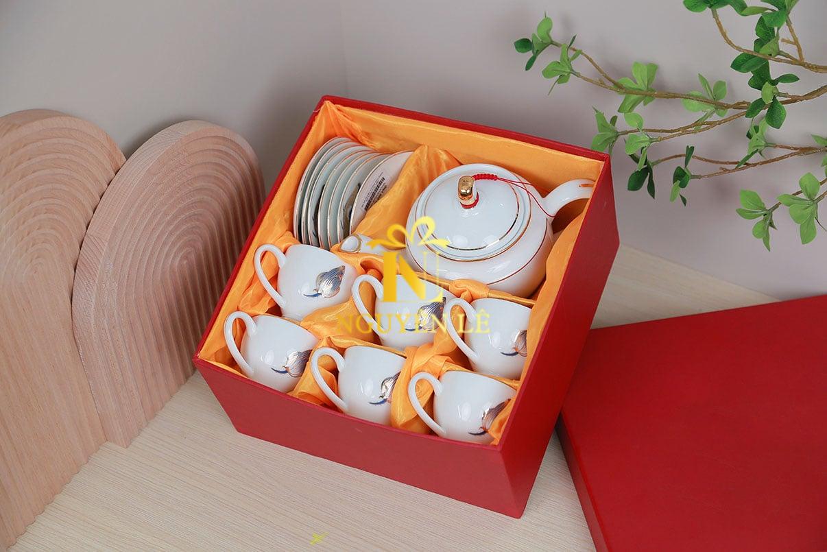 Dán logo lên quà tặng