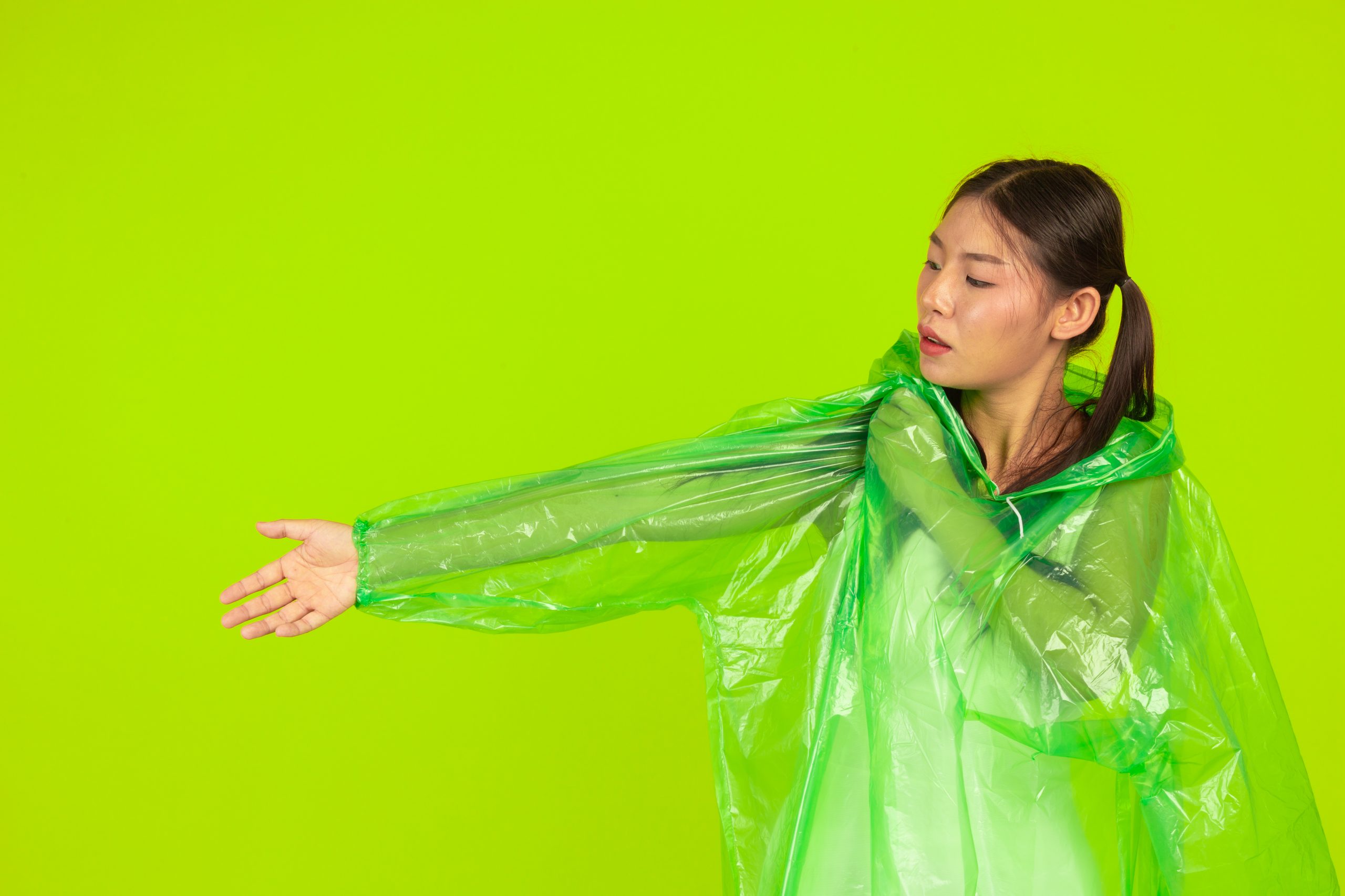 happy beautiful girl wearing green clothes umbrella coat rainy day Áo mưa tiện lợi