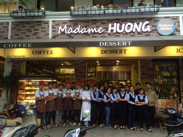 Đội ngũ Nhân viên và bếp của Madame Hương
