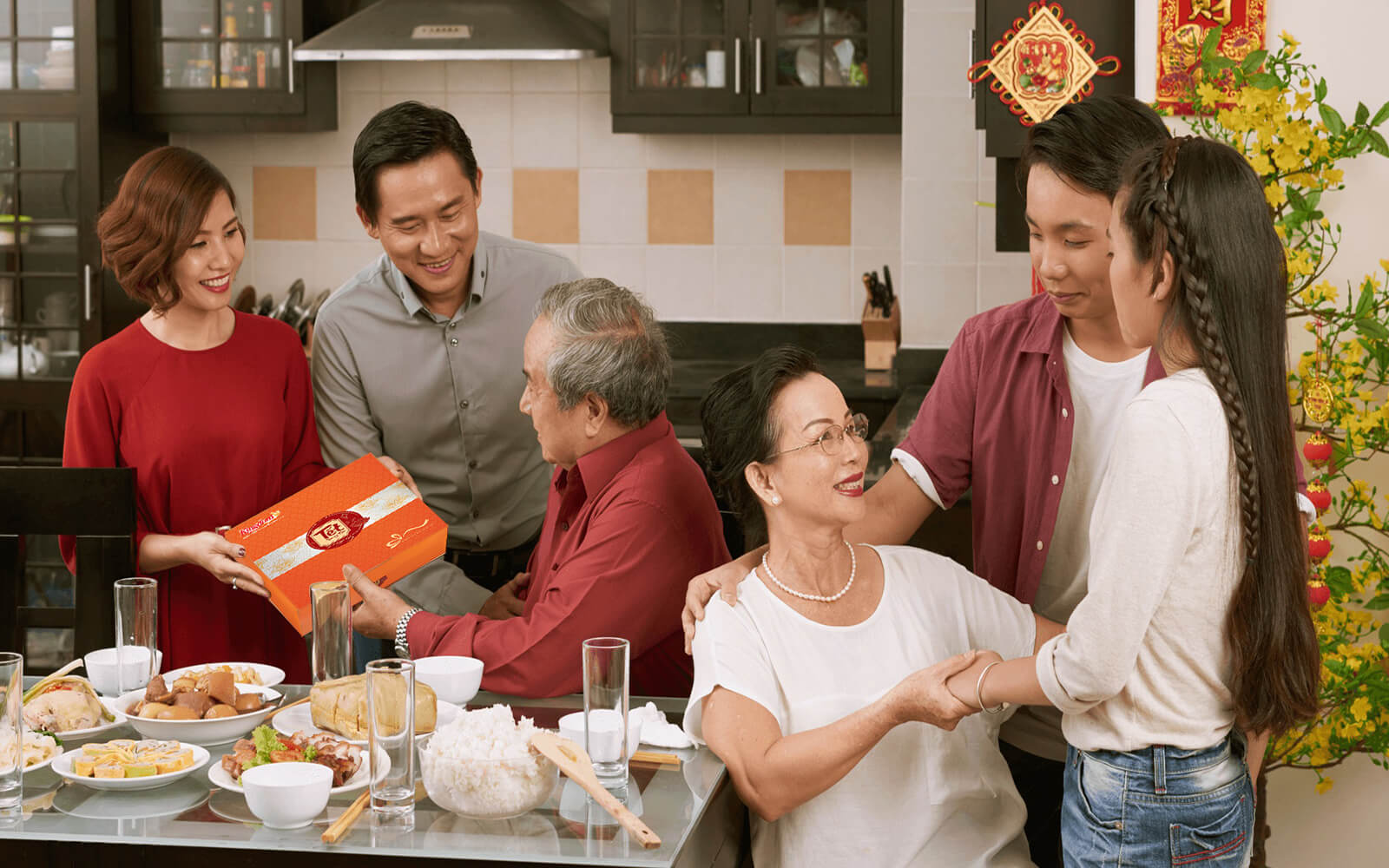 Gia đình tụ họp ngày Tết Trung Thu