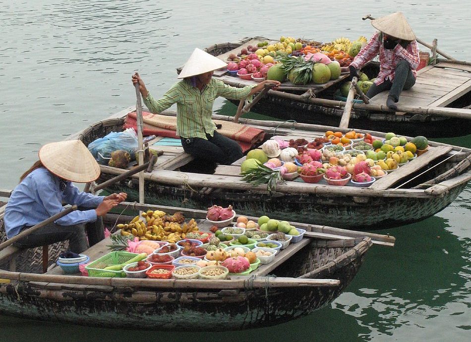 Kinh doanh trên thuyền của người dân tại Vịnh Hạ Long