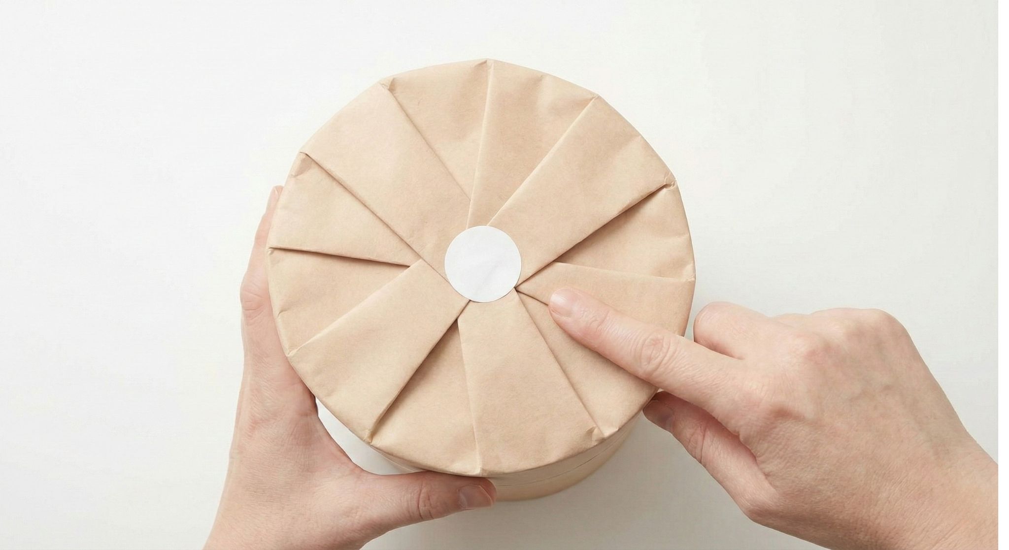 Xếp nếp phần đáy và đỉnh hộp